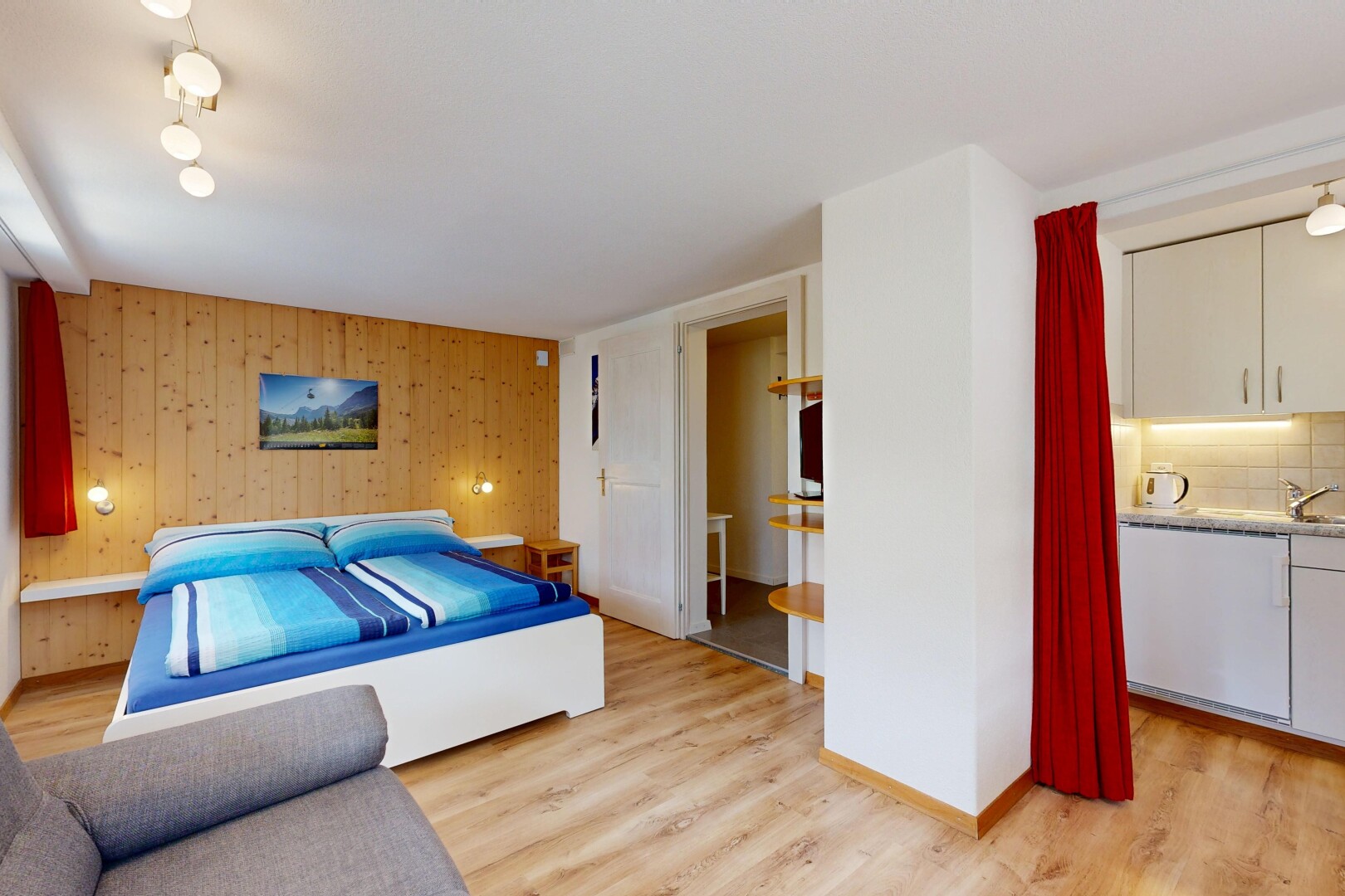 zimmer / schlafzimmer mit wood finish floor, holzfußboden, inside property, light floor, und wood wall