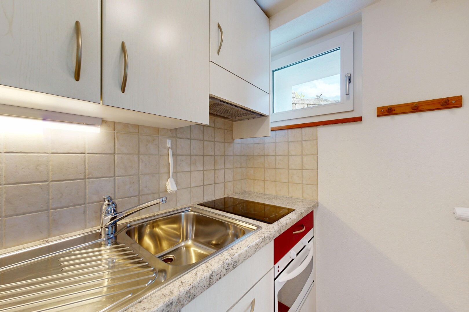 küche mit weiße schränke, light countertops, white cabinets, inside property, und waschbecken