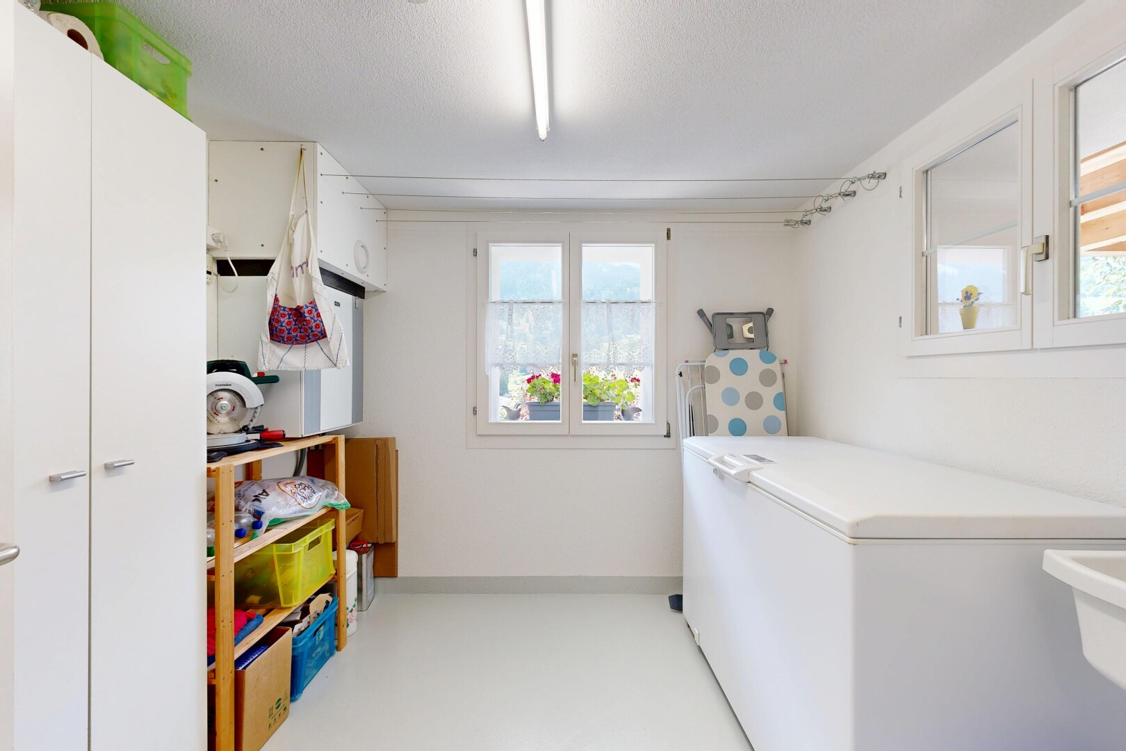 zimmer / schlafzimmer mit chest freezer, inside property, drywall, gipskartonwand, und natural light