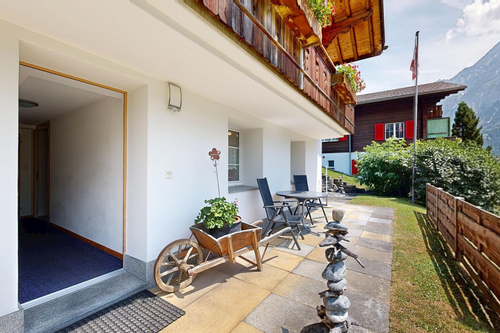 terrasse mit balkon, terrasse, day time, blick auf die berge, und mountain view