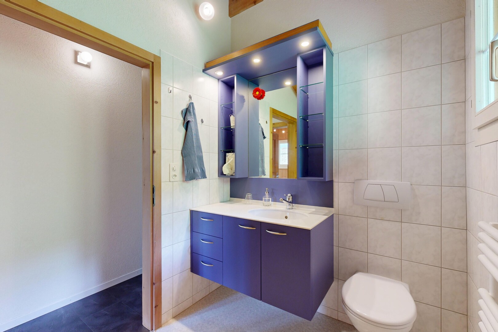 bad mit schminktisch, spiegel, inside property, waschbecken, und tile wall
