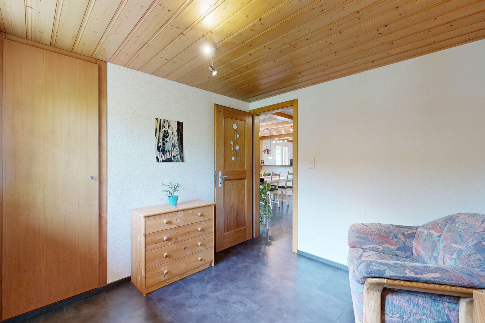 zimmer / schlafzimmer mit wood ceiling, holzdecke, inside property, concrete floor, und betonboden