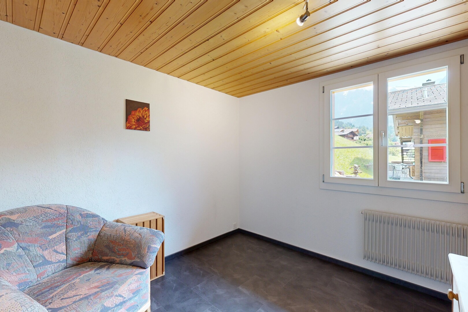 wohnzimmer mit wood ceiling, holzdecke, kühler, natural light, und natürliches licht