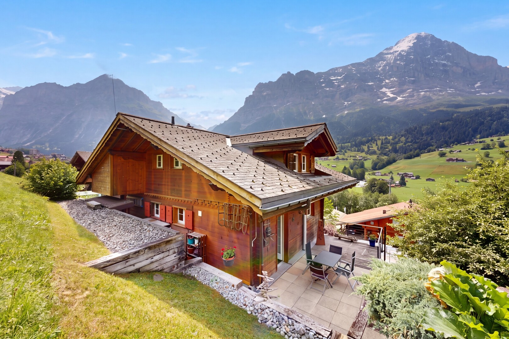 außenansicht mit blick auf die berge, mountain view, property visible, day time, und terrasse