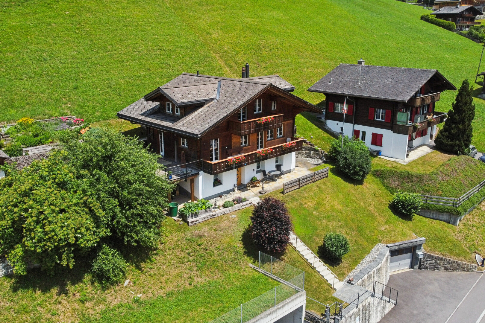 außenansicht mit rasen, property visible, terrasse, balkon, und zaun