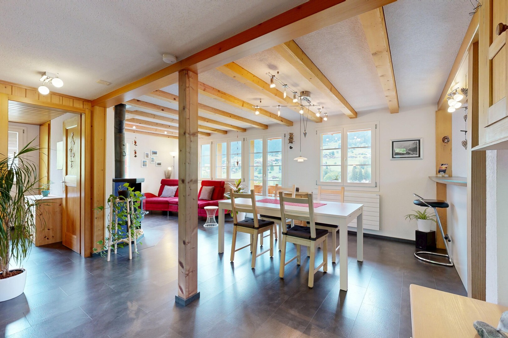 esszimmer mit inside property, beamed ceiling, balkendecke, natural light, und natürliches licht