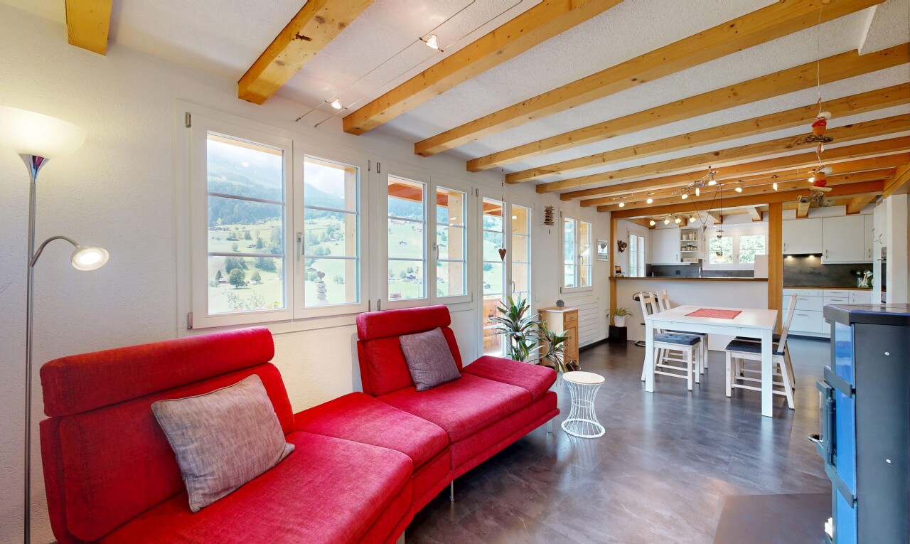 wohn- / esszimmer mit beamed ceiling, balkendecke, finished concrete floor, track lighting, und deckenbeleuchtung