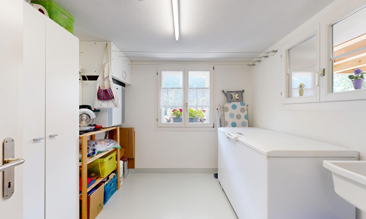 zimmer / schlafzimmer mit chest freezer, inside property, drywall, gipskartonwand, und natural light