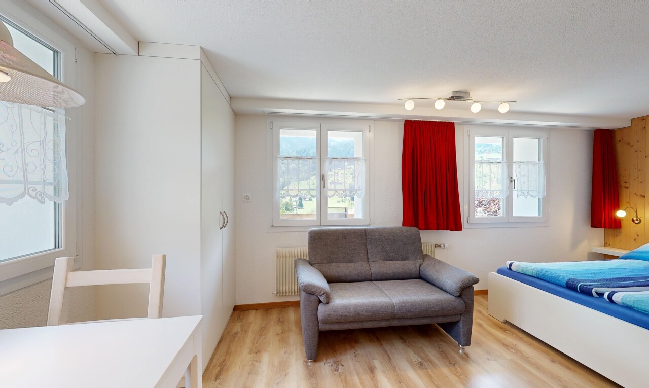 zimmer / schlafzimmer mit inside property, wood finish floor, holzfußboden, natural light, und natürliches licht
