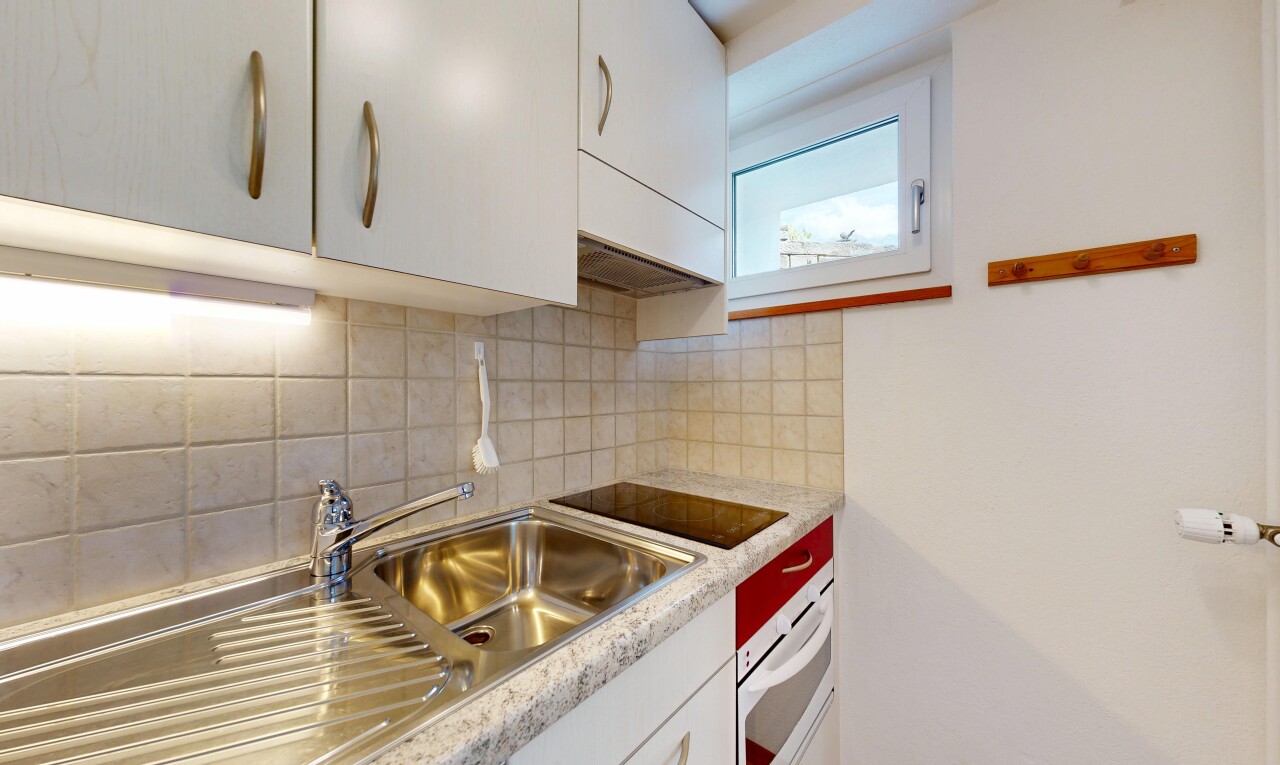 küche mit weiße schränke, light countertops, white cabinets, inside property, und waschbecken