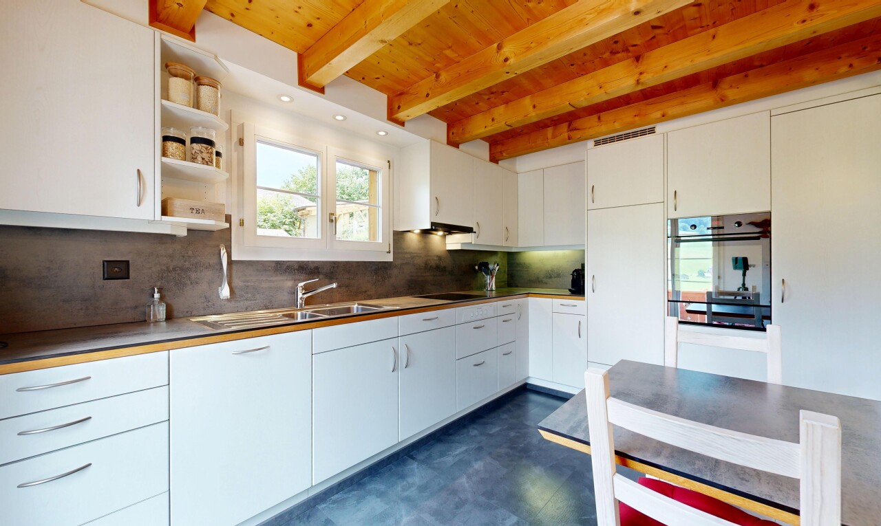 küche mit natural light, natürliches licht, beamed ceiling, balkendecke, und white cabinets