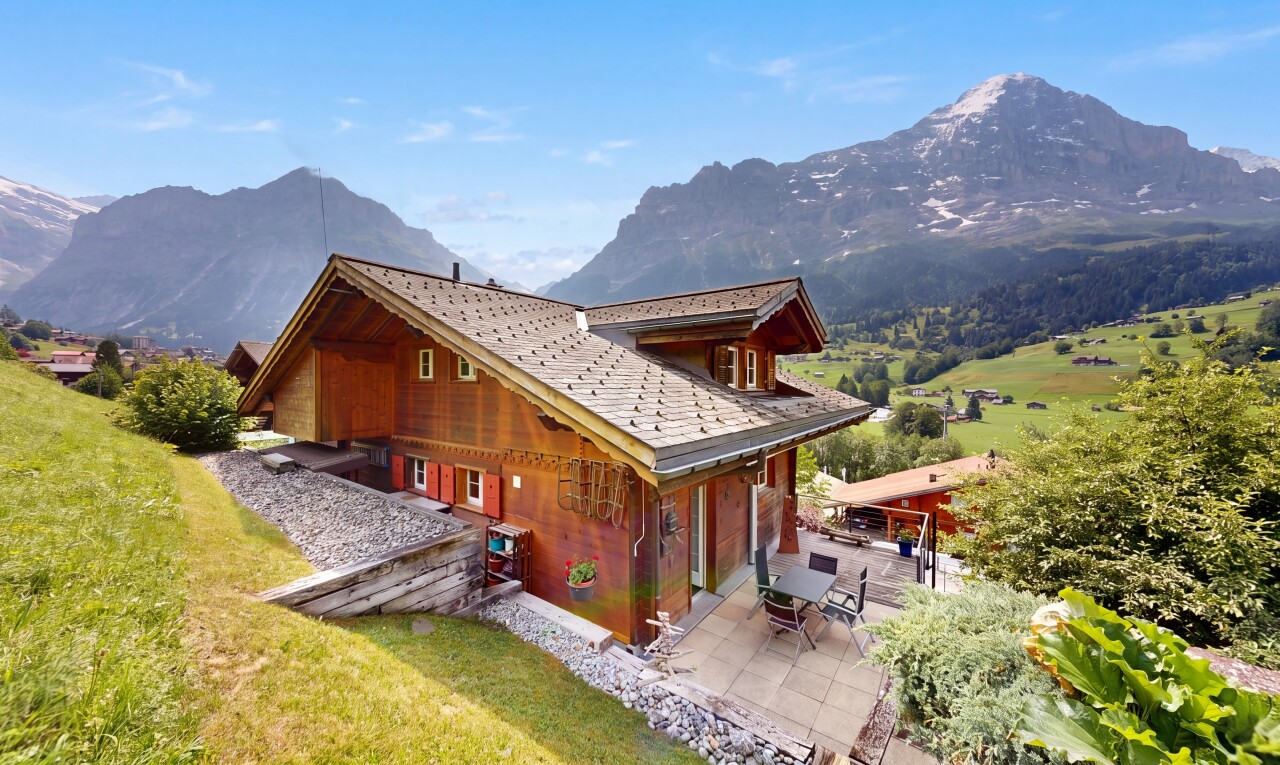 außenansicht mit blick auf die berge, mountain view, property visible, day time, und terrasse