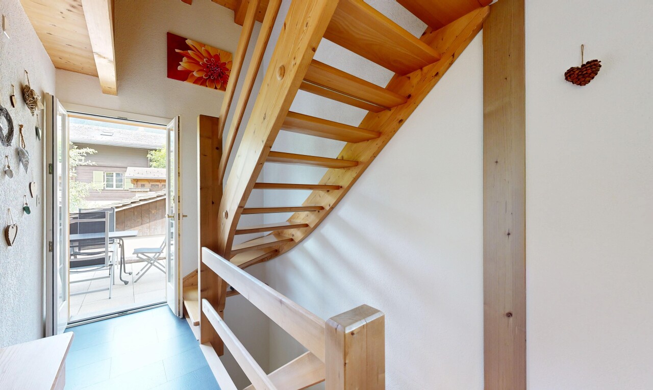 treppe mit drywall, gipskartonwand, inside property, treppen, und natural light