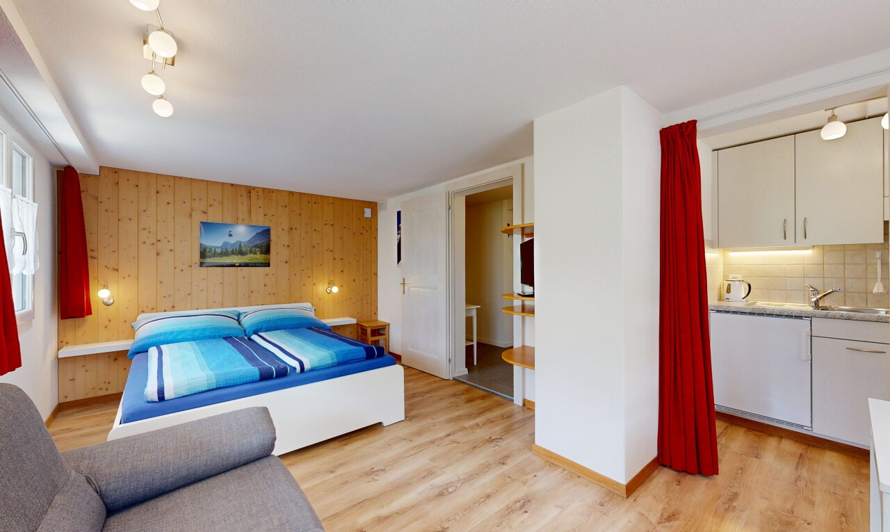 zimmer / schlafzimmer mit wood finish floor, holzfußboden, inside property, light floor, und wood wall