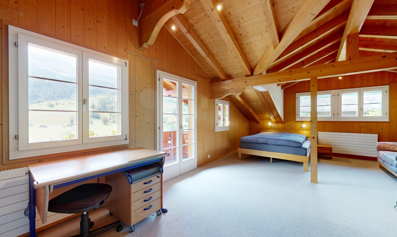 zimmer / schlafzimmer mit wood wall, holzwand, beamed ceiling, balkendecke, und vaulted ceiling