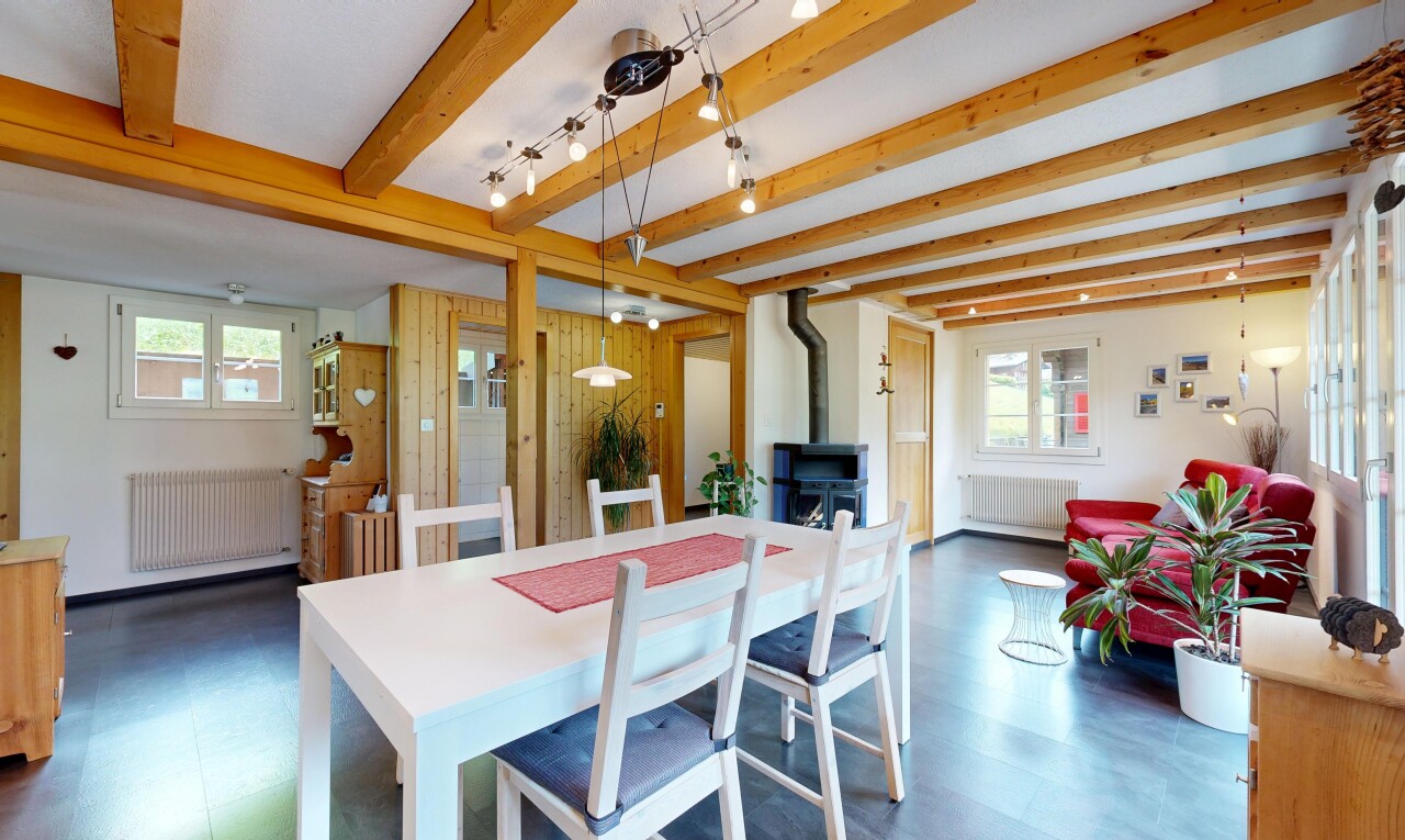 esszimmer mit holzofen, beamed ceiling, balkendecke, inside property, und kühler
