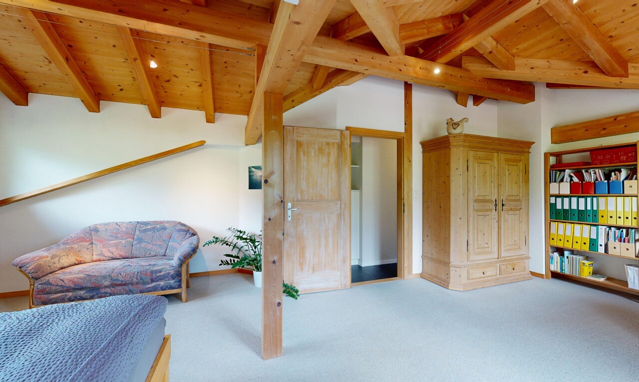 wohnzimmer mit vaulted ceiling, dachschräge, wood ceiling, holzdecke, und beamed ceiling