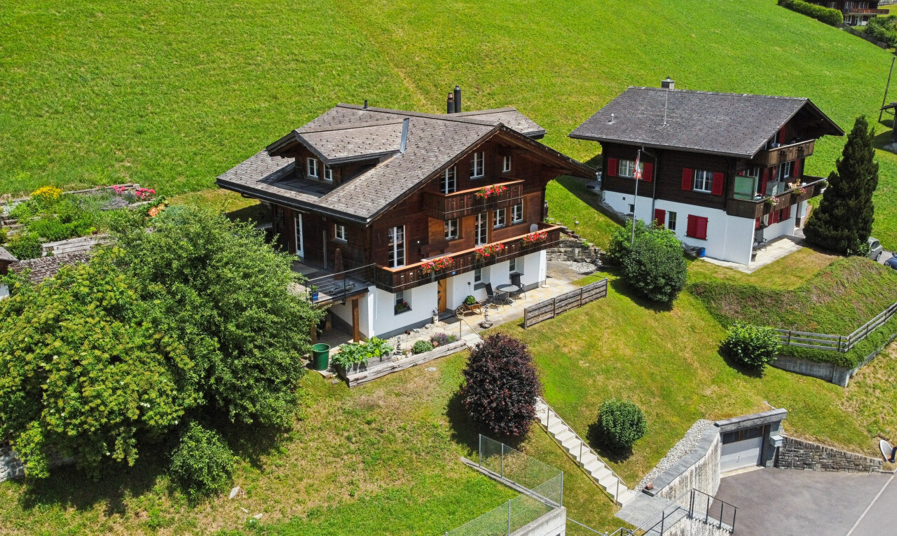 außenansicht mit rasen, property visible, terrasse, balkon, und zaun