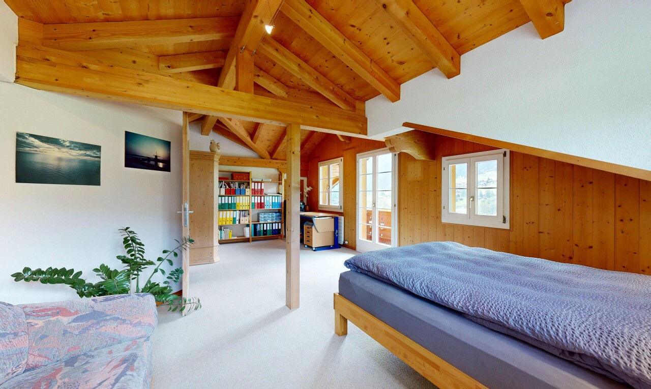 zimmer / schlafzimmer mit beamed ceiling, balkendecke, wood ceiling, holzdecke, und inside property