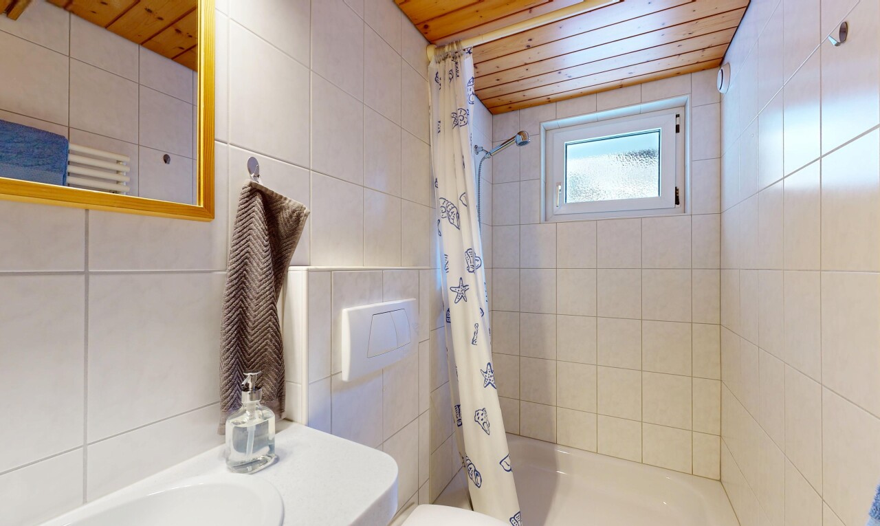 bad mit tile wall, fliesenwand, spiegel, komplettes badezimmer, und dusche