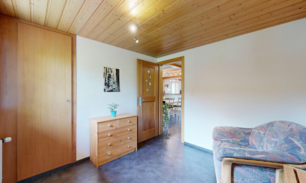 zimmer / schlafzimmer mit wood ceiling, holzdecke, inside property, concrete floor, und betonboden