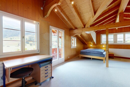 zimmer / schlafzimmer mit wood wall, holzwand, beamed ceiling, balkendecke, und vaulted ceiling