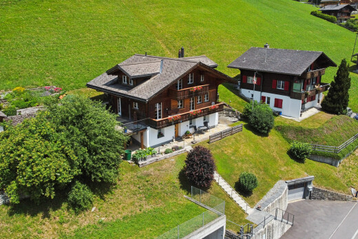 außenansicht mit rasen, property visible, terrasse, balkon, und zaun