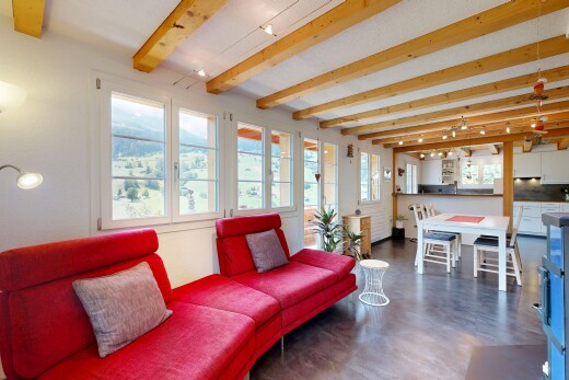 wohn- / esszimmer mit beamed ceiling, balkendecke, finished concrete floor, track lighting, und deckenbeleuchtung