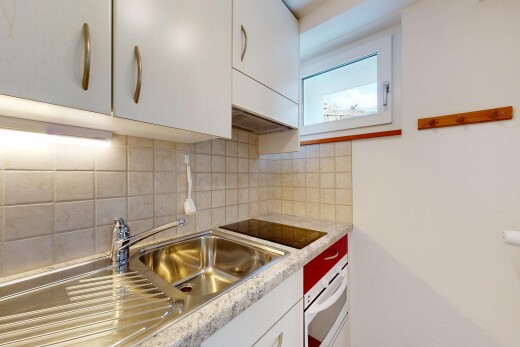 küche mit weiße schränke, light countertops, white cabinets, inside property, und waschbecken