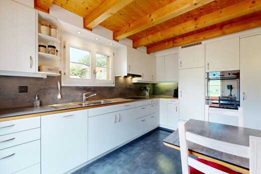 küche mit natural light, natürliches licht, beamed ceiling, balkendecke, und white cabinets