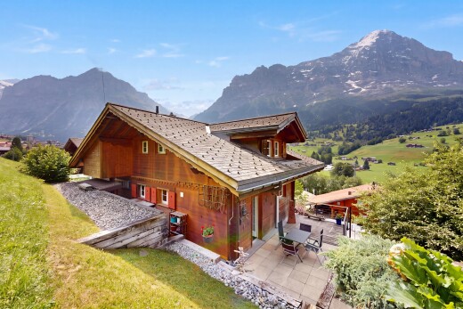 außenansicht mit blick auf die berge, mountain view, property visible, day time, und terrasse