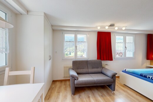 zimmer / schlafzimmer mit inside property, wood finish floor, holzfußboden, natural light, und natürliches licht