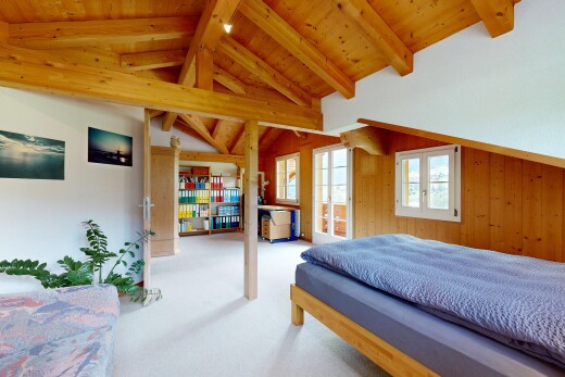 zimmer / schlafzimmer mit beamed ceiling, balkendecke, wood ceiling, holzdecke, und inside property