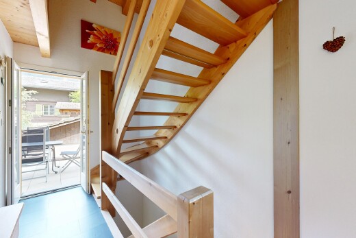 treppe mit drywall, gipskartonwand, inside property, treppen, und natural light