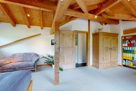 salon avec vaulted ceiling, plafond voûté, wood ceiling, plafond en bois, et beamed ceiling