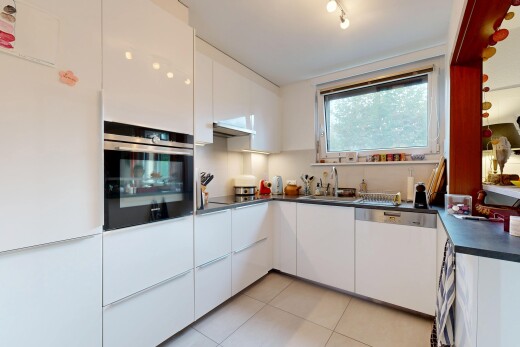 küche mit ofen, weiße schränke, kühlschrank, tile floor, und fliesenboden