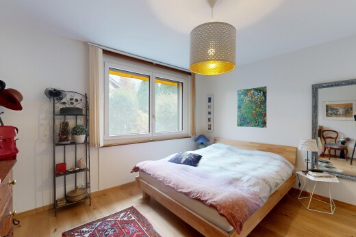 zimmer / schlafzimmer mit holzfußboden, wood finish floor, natürliches licht, natural light, und gipskartonwand