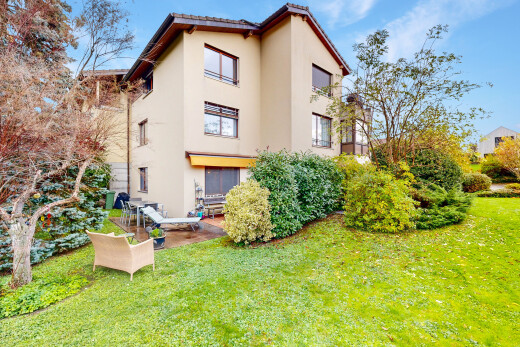 außenansicht mit terrasse, day time, rasen, stuckverkleidung, und property visible