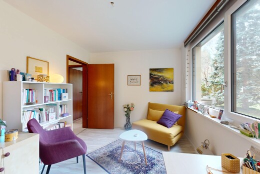 wohnzimmer mit natural light, natürliches licht, inside property, drywall, und gipskartonwand