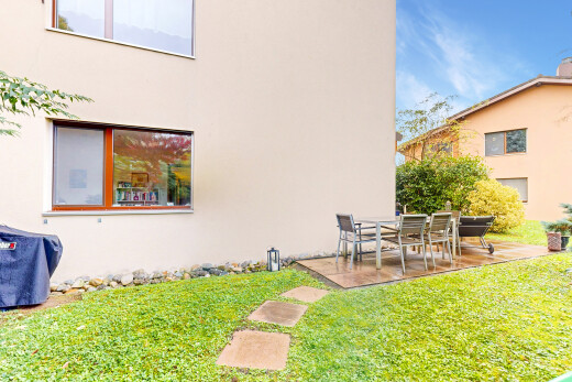 außenansicht mit stuckverkleidung, rasen, terrasse, und day time