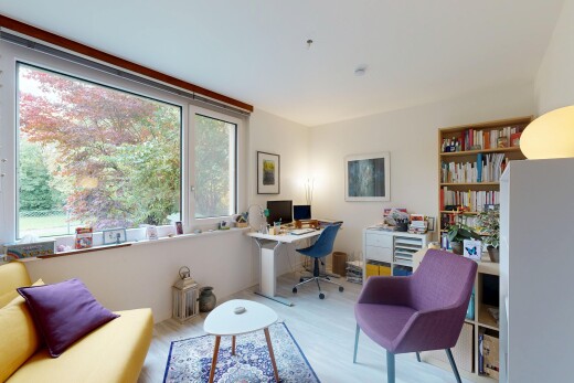 büro mit inside property, wood finish floor, holzfußboden, natural light, und natürliches licht
