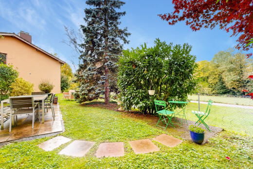 garten mit rasen, from property, day time, und terrasse