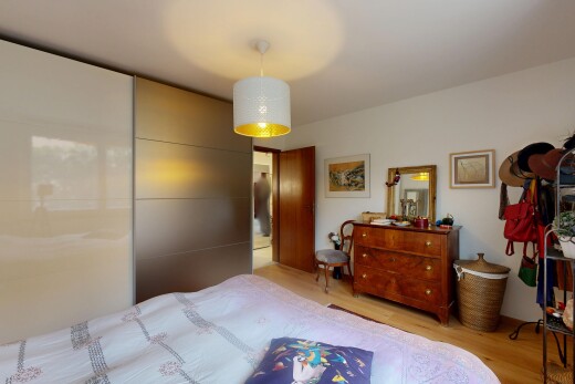 zimmer / schlafzimmer mit wood finish floor, holzfußboden, inside property, drywall, und gipskartonwand