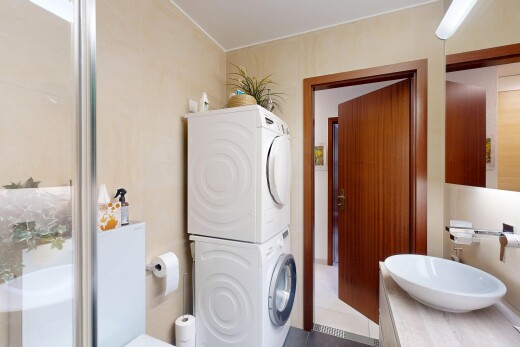 bad mit spiegel, inside property, waschturm, schminktisch, und waschbecken