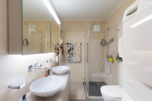 bad mit doppelwaschtisch, komplettes badezimmer, handtuchwärmer, dusche, und inside property