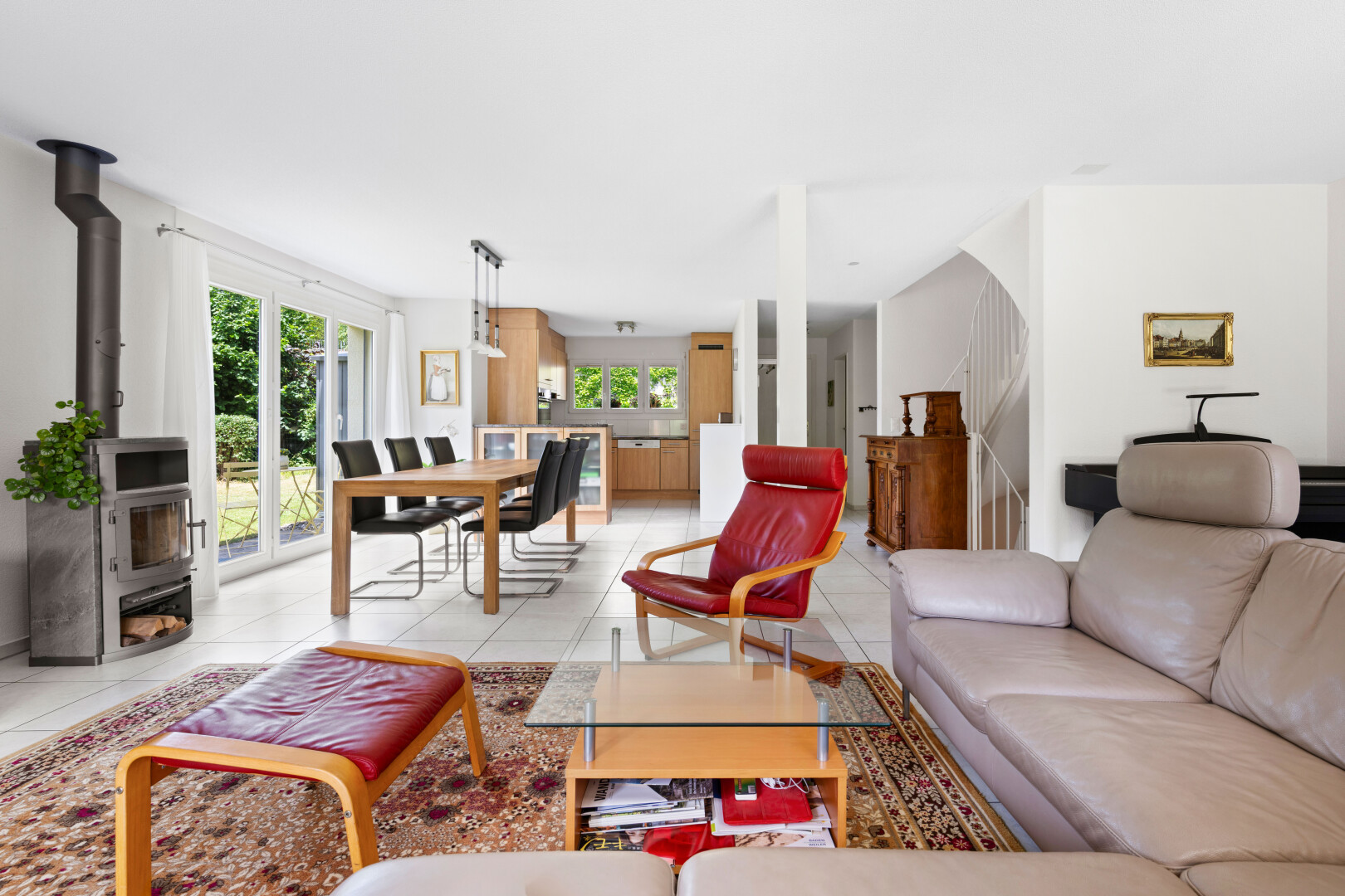 wohn- / esszimmer mit gipskartonwand, drywall, inside property, holzofen, und natürliches licht