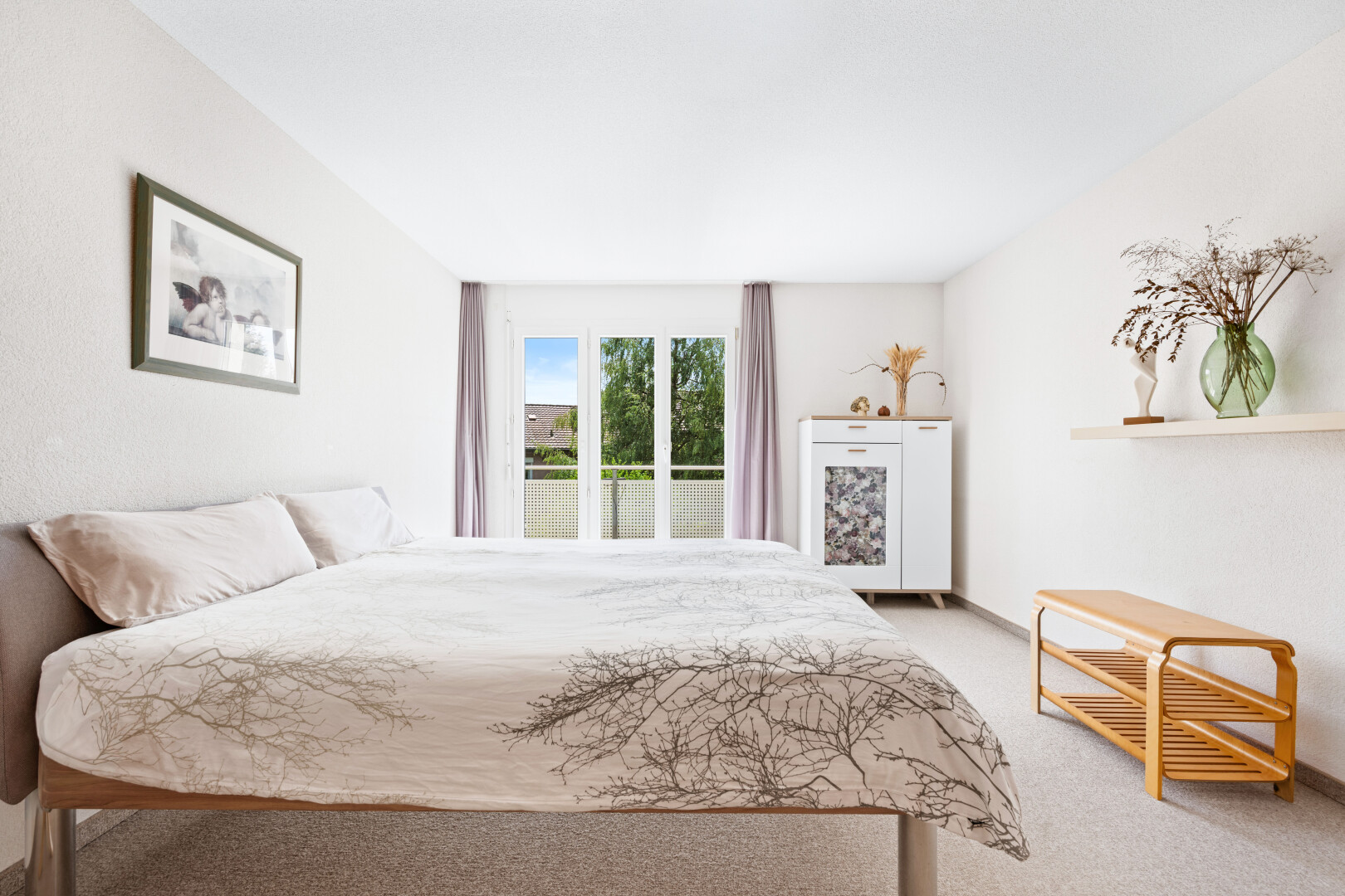 zimmer / schlafzimmer mit teppich, carpet, natürliches licht, natural light, und inside property