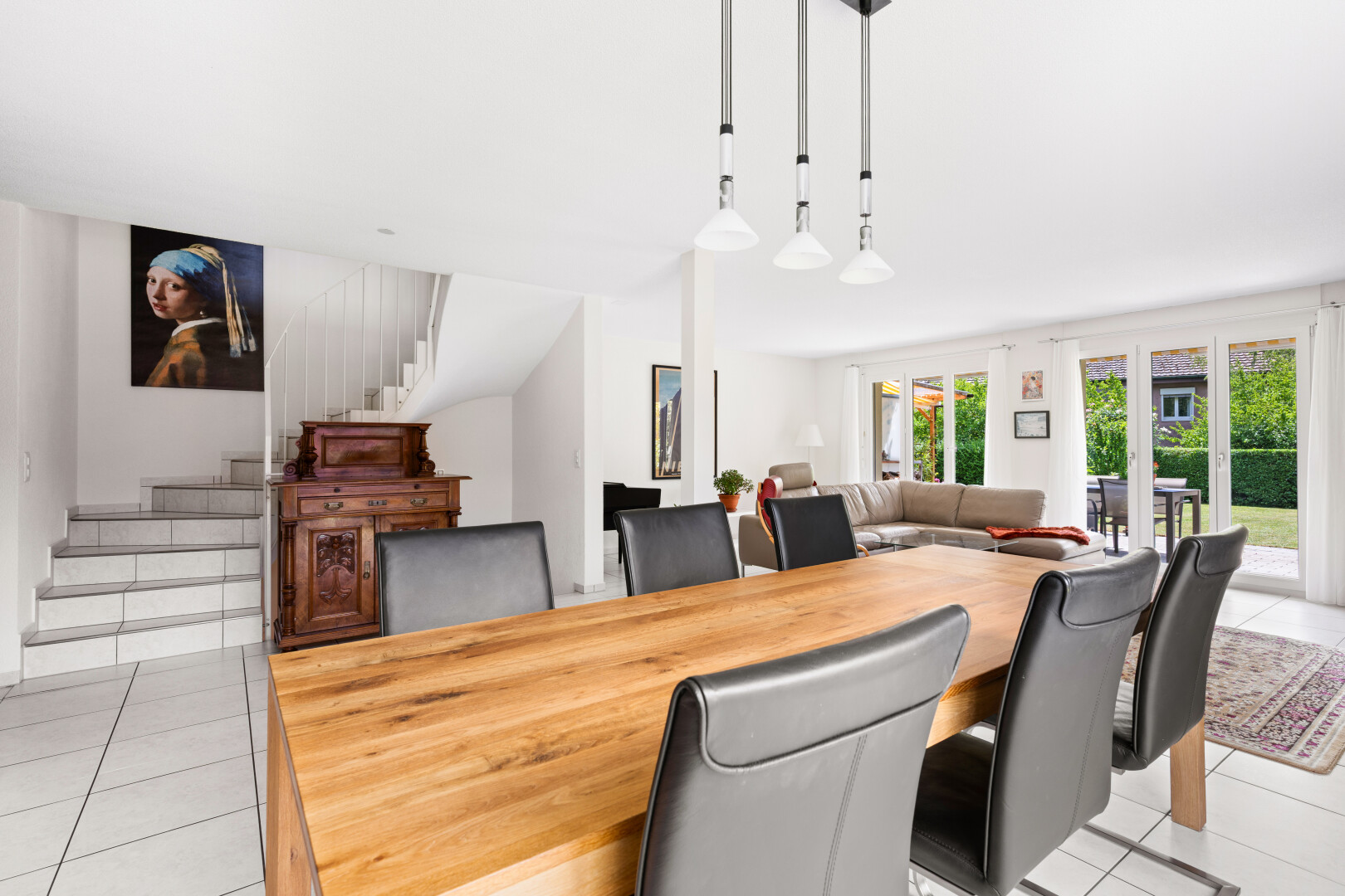 esszimmer mit fliesenboden, tile floor, treppen, light floor, und natürliches licht