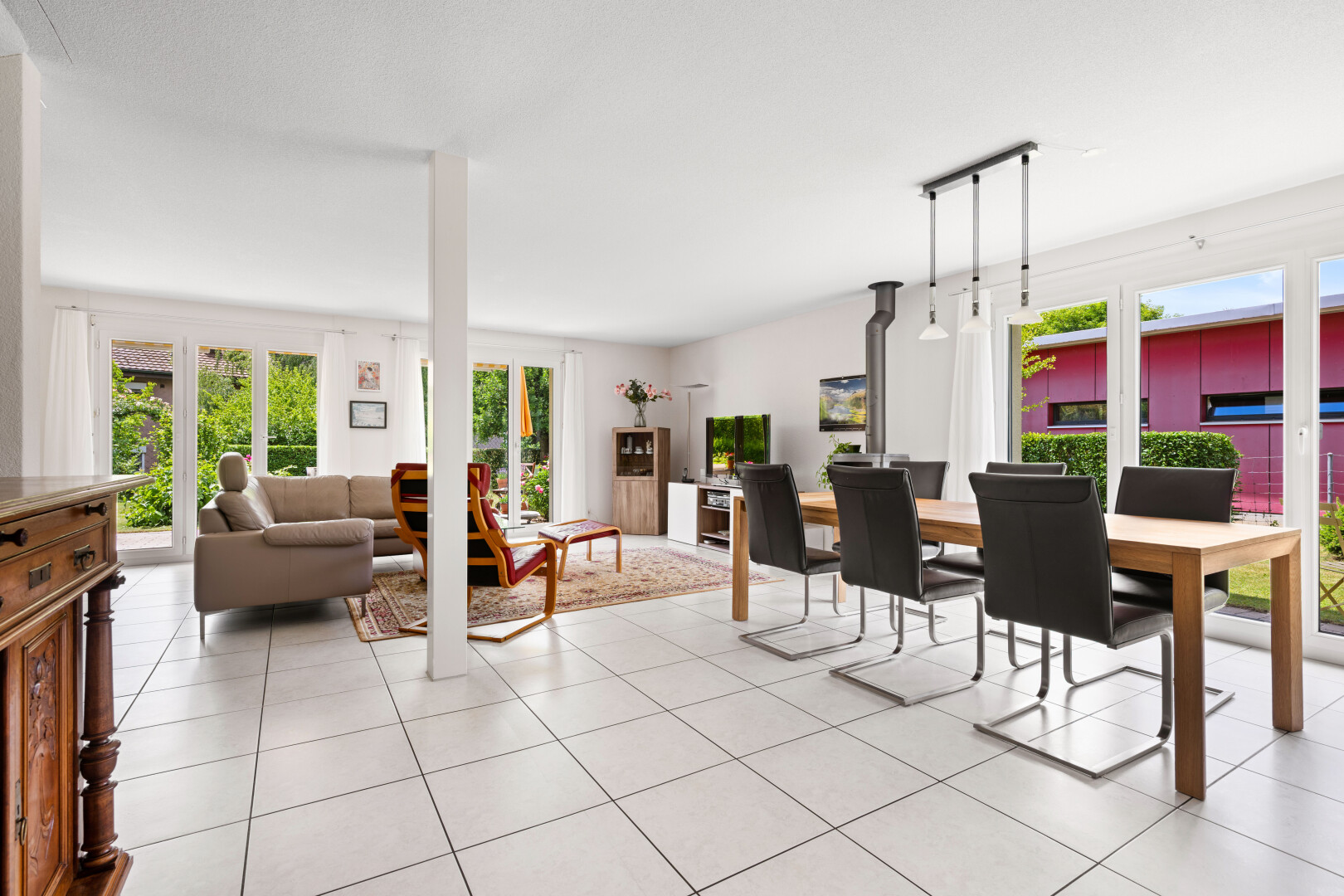wohn- / esszimmer mit light floor, natürliches licht, natural light, inside property, und fernseher
