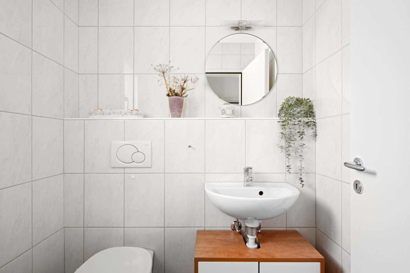 bad mit fliesenwand, tile wall, spiegel, inside property, und rendered